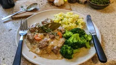 Krämig nötköttsgryta med timjan och grädde – mustig middag med få ingredienser