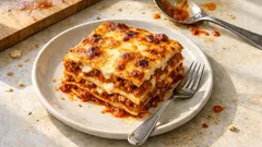 Klassisk lasagne med krämig bechamel – en trygg vardagsfavorit som alltid går hem