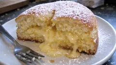 Saftig herrgårdskaka med varm vaniljfyllning – en enkel fikakaka som alltid går hem