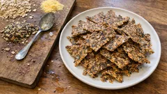 Extra sprött fröknäckebröd på plåt – med majsmjöl och havregryn