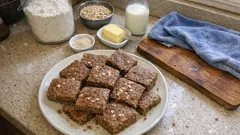 Saftigt rågbröd i långpanna – rågrutor som är enkla att skära och frysa