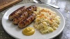 Kalkonkorv med krämig vitkålsgratäng – få ingredienser, mycket smak och fin gratinyta