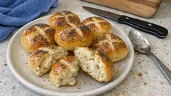 Rosenbröd med vallmofrön – klipp ett kryss och få extra fina, mjuka frallor