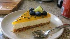 Limecheesecake med passionsfrukt – fräsch no-bake dessert som görs dagen före